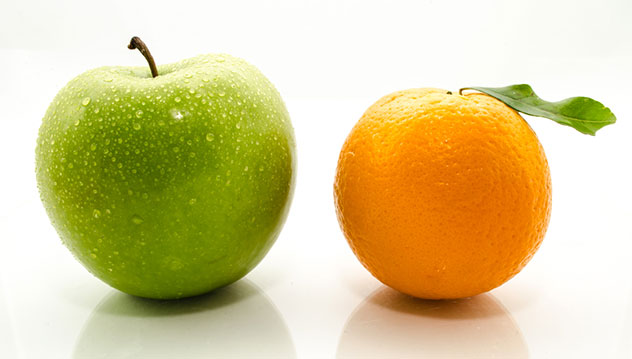 Une pomme verte et une orange