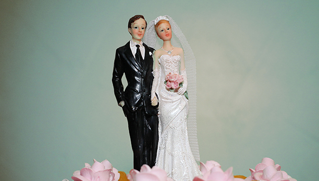 Statuettes d'un couple de jeunes mariés