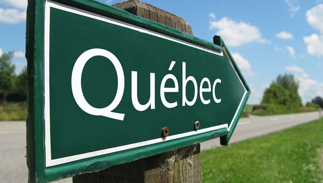 Panneau de signalisation indiquant la direction pour Québec
