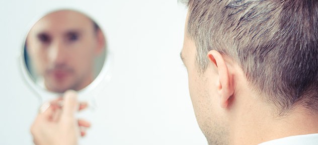 Homme qui regarde son reflet dans un miroir